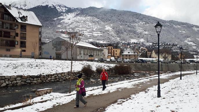 El temporal de neu arriba al Pirineu i manté el port de la Bonaigua amb cadenes