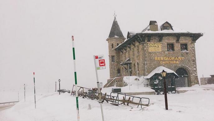 El temporal de neu arriba al Pirineu i manté el port de la Bonaigua amb cadenes