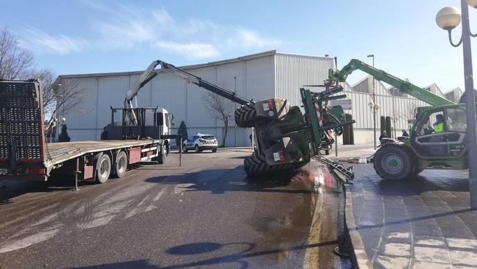 Tallada dos hores la C-14 a l'entrada de Tàrrega al bolcar un tractor