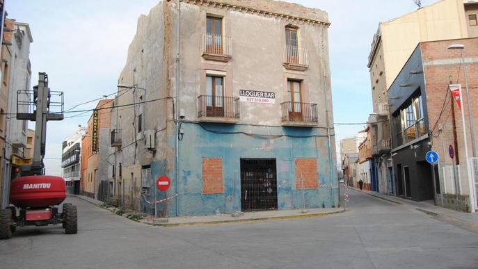 Enderroquen l'edifici de l'antic Bar Catalunya de Mollerussa
