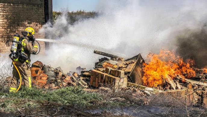 Crema un magatzem a Sant Joan de Déu d’Almacelles