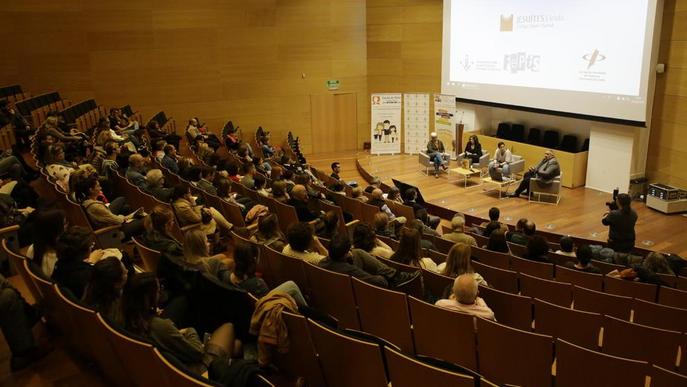 Un debat aporta llum al problema d'abusos a menors