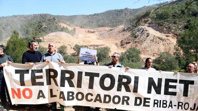 Més de 150 persones exigeixen parar les obres a l’abocador de Riba-roja