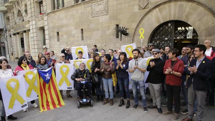 La Crida coresponsabilitza l’alcalde de treure llaços