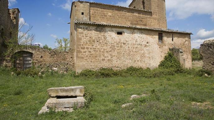 Torà elimina goteres a l’església protegida de Llanera