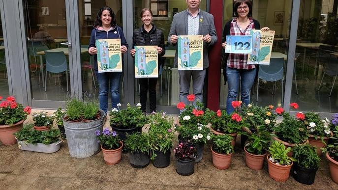 Balaguer reparteix flors per embellir balcons de la ciutat