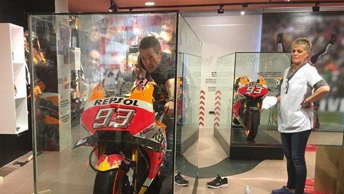 La moto de Marc Márquez campiona del 2018 ja lluu al Museu de Cervera