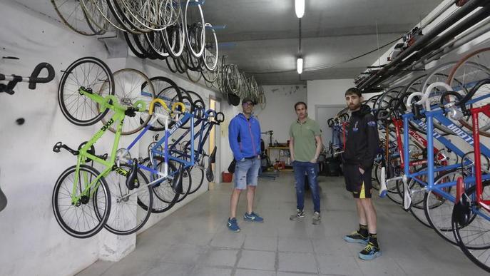 Roben 4 bicicletes de pista als ciclistes del velòdrom