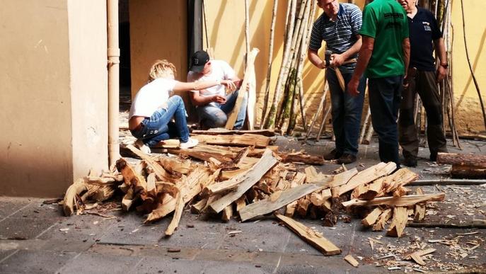 Fins a quatre-centes persones als tallers de falles del Pont de Suert