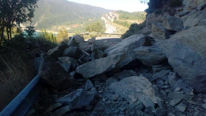 Una allau de pedres sepulta la carretera d’accés a Mont-rebei