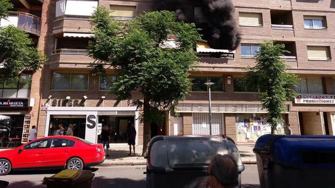 Alarma a Cappont per un aparatós incendi en un pis del carrer Jaume II