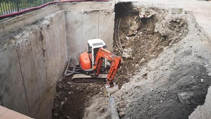 El Pont excava una plaça per salvar la humitat que amenaçava un mur