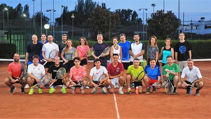 Mig centenar de socis del CT Lleida en els clínics de tenis