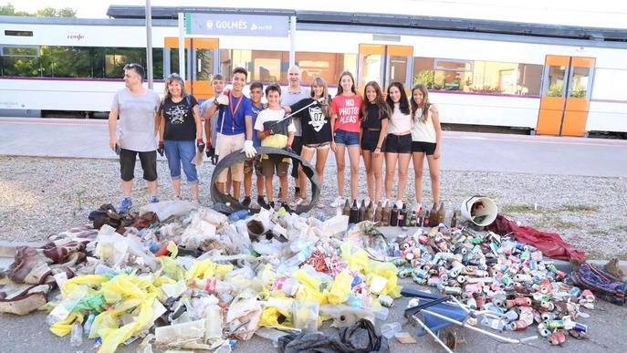 Recullen 80 quilos d’escombraries a l’estació de tren de Golmés