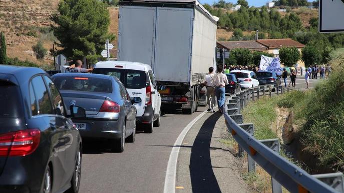 Els afectats per l’incendi de la Ribera d’Ebre tallen la C-12 a Flix i exigeixen ajuts urgents