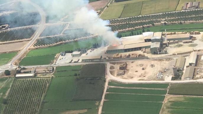 Incendi d’alfals en una nau industrial d’Ivars d’Urgell