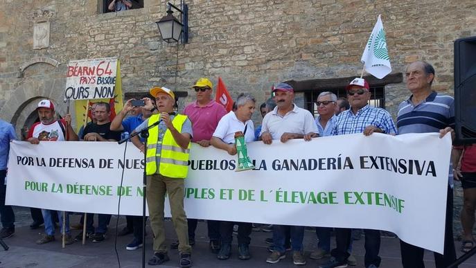 El front contra l’ós travessa la frontera i reuneix gairebé un miler de ramaders