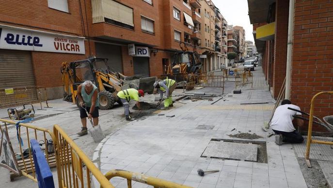 Renoven la xarxa d'aigua de l'avinguda Artesa, al barri de la Bordeta
