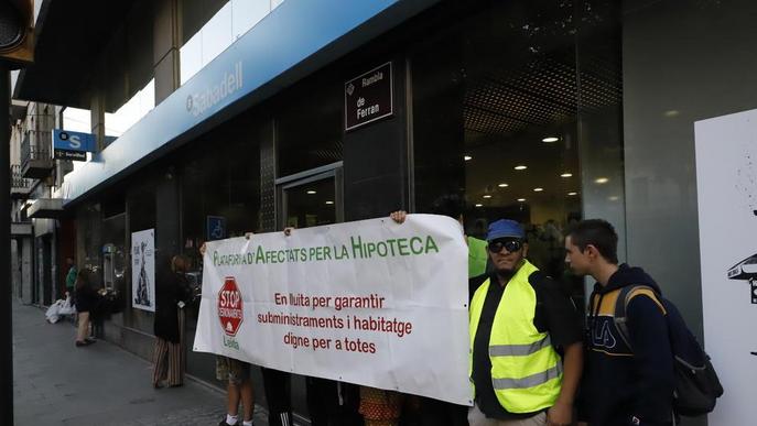 La PAH paralitza un desnonament a Albatàrrec i en denuncia dos més