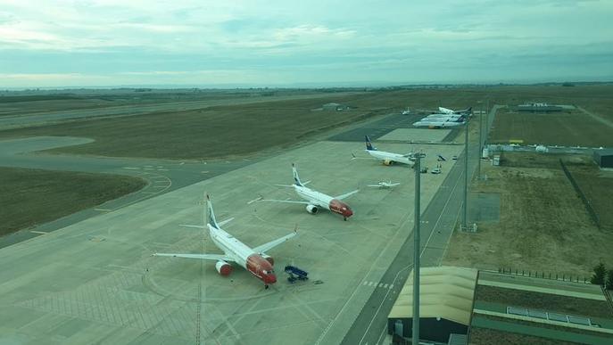 Set avions estacionats a l’aeroport d’Alguaire