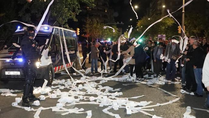 Mil persones llancen paper higiènic “contra la repressió” a Lleida