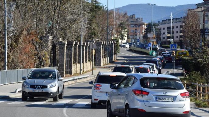 Cues quilomètriques al matí a la carretera d’accés a Andorra