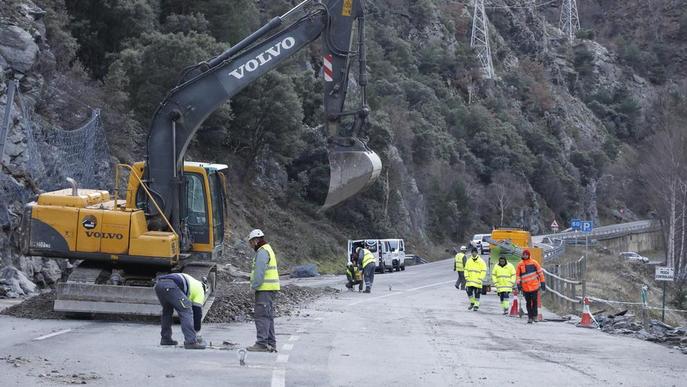 El tall de la C-13 per l’allau de roques tot el cap de setmana a Llavorsí indigna el Pallars