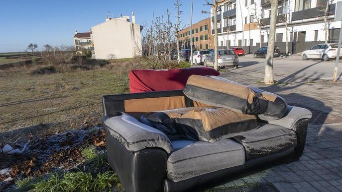 Apareixen abandonats dos sofàs en una avinguda de la Segarra