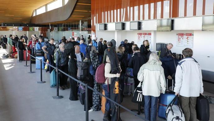 L’aeroport d’Alguaire rep els primers dos-cents esquiadors suecs i un segon Boeing 747