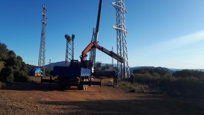 Desmantellen una línia d’alta tensió centenària