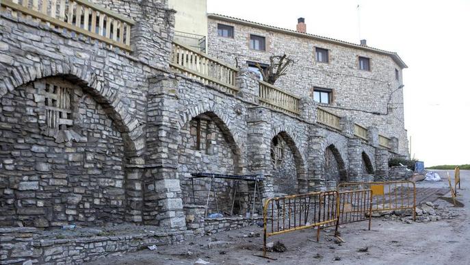 Ribera d’Ondara millora l’entorn de les arcades del poble de Montpalau