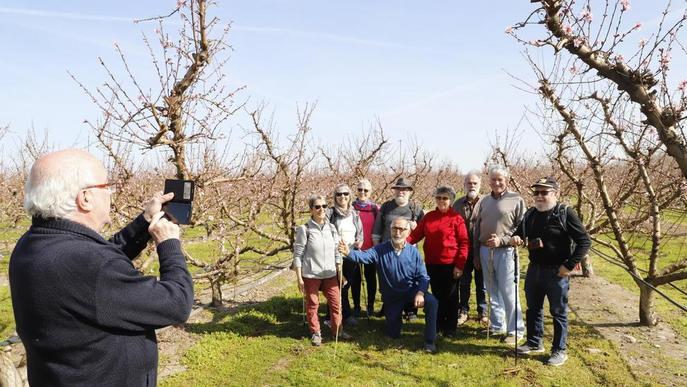 Cinquanta turistes estrenen la campanya del Fruiturisme