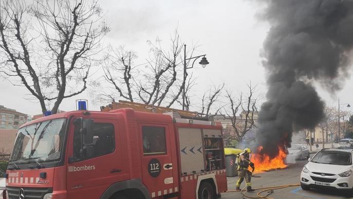 Un incendi de contenidors danya tres cotxes a Doctor Combelles