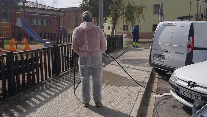 Desinfecten els carrers de Vilanova de Segrià