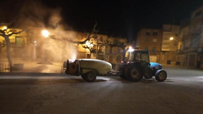 Pagesos de Bovera fan torns per desinfectar els carrers