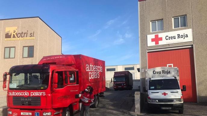 Voluntaris de Creu Roja entreguen medicaments de farmàcies a domicili