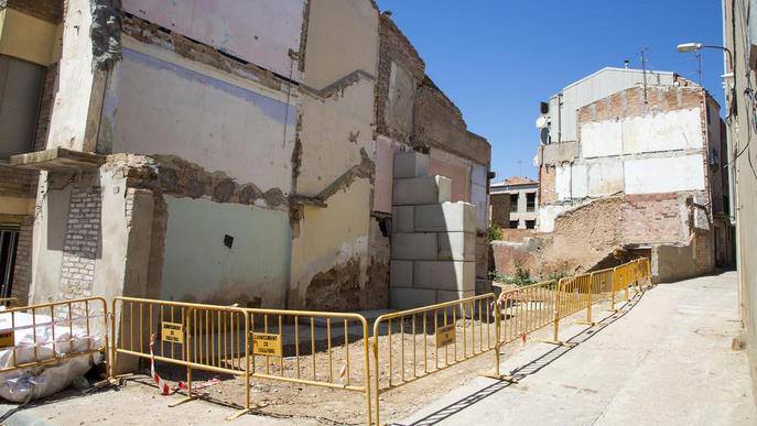 Bellpuig acaba de retirar la runa de la casa que es va esfondrar al març