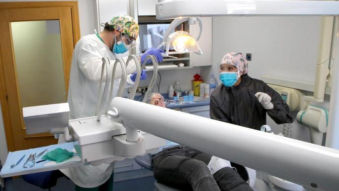 Els dentistes reobren amb protecció extra per a les visites programades