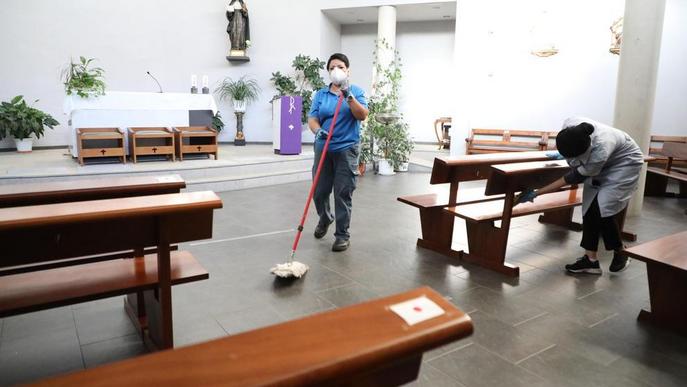 Tasques de desinfecció ahir a l'església de Santa Teresa Jornet al barri de Cappont