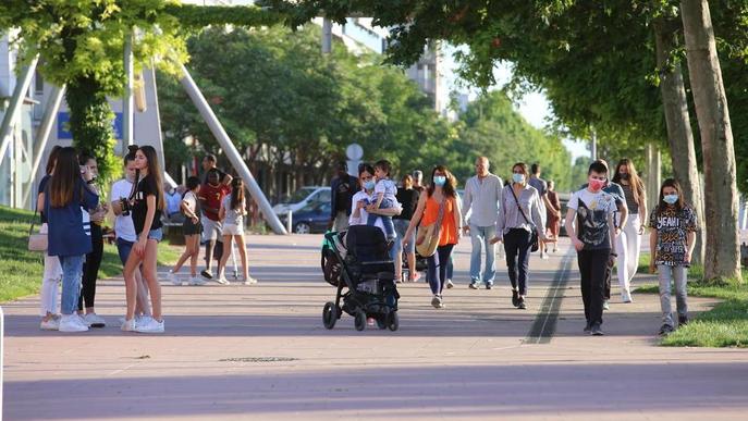 Persones passejant amb i sense mascareta per la plaça Blas Infante