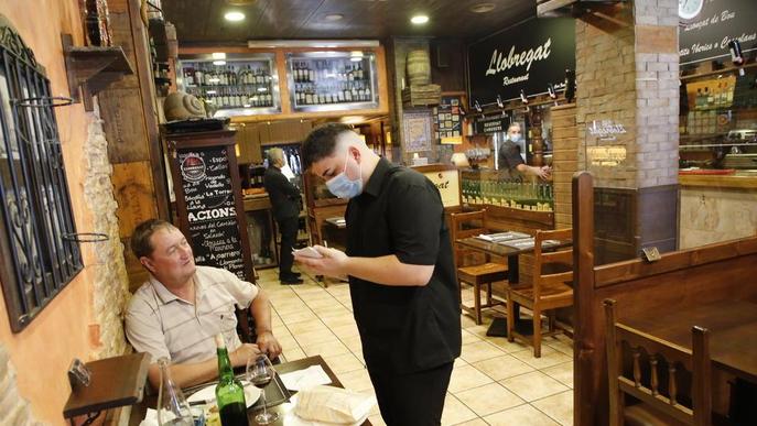 La majoria de bars i restaurants ja serveixen a dins amb una bona afluència de clients