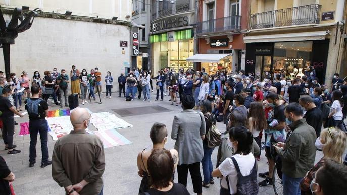 ⏯️ Un centenar de persones rebutgen a Lleida l'agressió homòfoba a una parella de la ciutat
