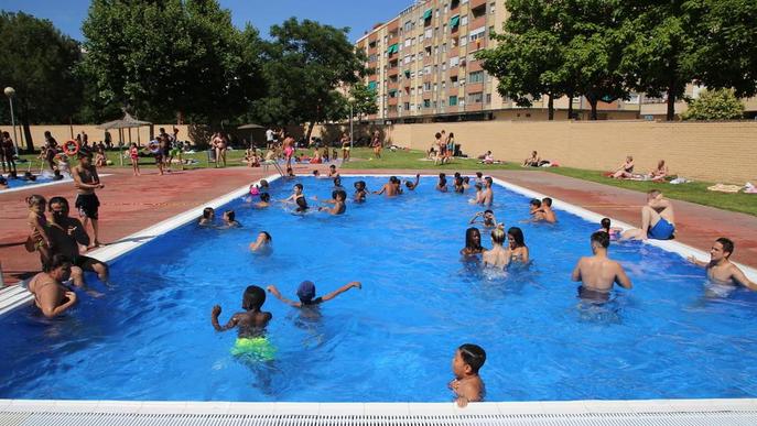 La Paeria manté la tarifa de les piscines malgrat reduir a un terç el temps d'ús