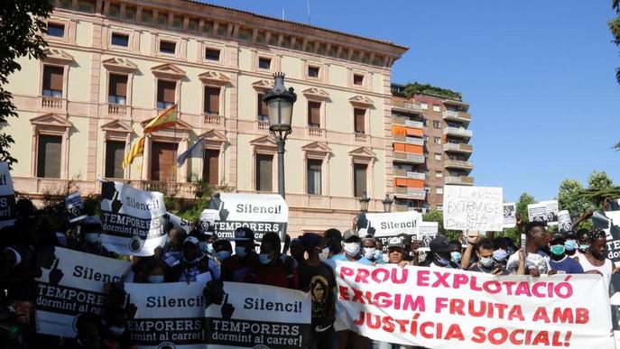 Unes 150 persones exigeixen a Lleida “papers per a tothom” al Govern central