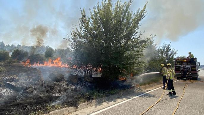 Un incendi forestal a Sanaüja arrasa 1,5 hectàrees