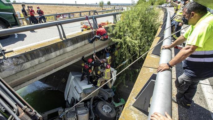 ⏯️ Rescaten un camioner després de caure al canal a l'A-2 a Alcoletge