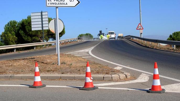 Tallat l'accés del Palau d'Anglesola a l'autovia per obres a la calçada