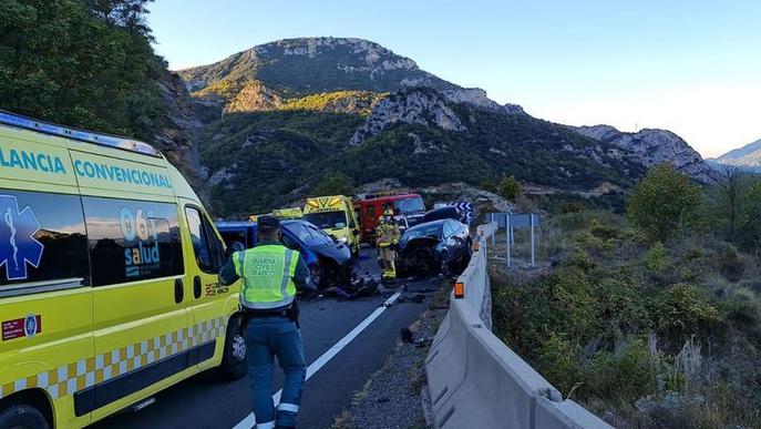 Un xoc amb cinc ferits talla dos hores l'N-230 al Pont de Suert