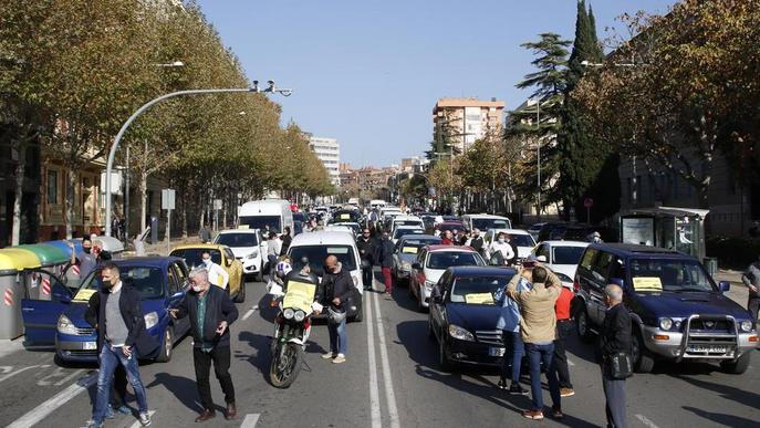 ⏯️ Marxa d'uns 150 vehicles per mostrar la indignació empresarial a Lleida