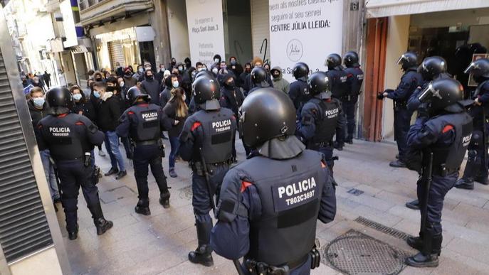 ⏯️ Un 'exèrcit' de mossos impedeix que els CDR i Vox s'enfrontin a Lleida